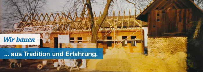 Historische Aufnahme: Zimmerleute beim Richten eines Dachstuhls