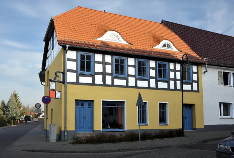 Saniertes Fachwerkhaus an einer Straßenecke