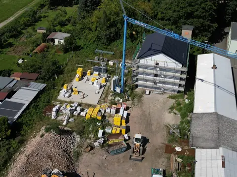 Baustelle mit Baumaterial und Kran