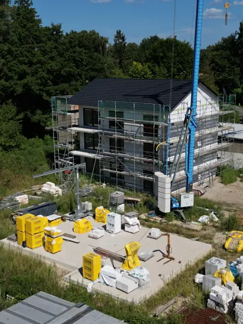 Haus 3 eingerüstet, Luftbild