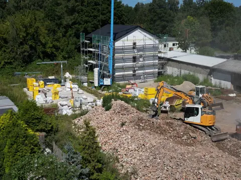 Luftbild der Baustelle mit Kran