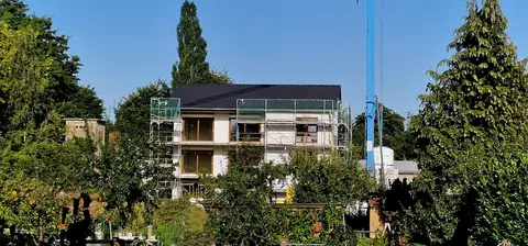 Haus 3 mit Balkonen, vom Garten aus