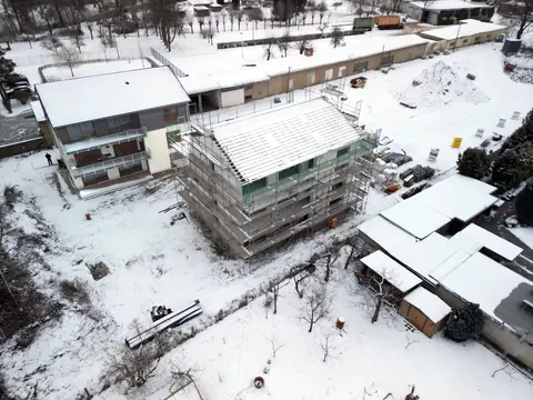 Luftbild der Baustelle im Schnee