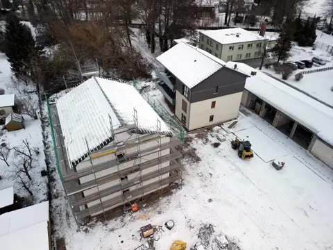 Haus 2 im Rohbau mit Gerüst, Luftbild