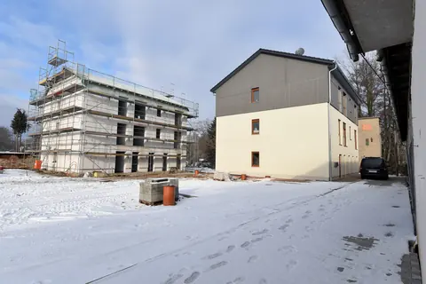 Haus 3 fertig, Haus 2 im Rohbau