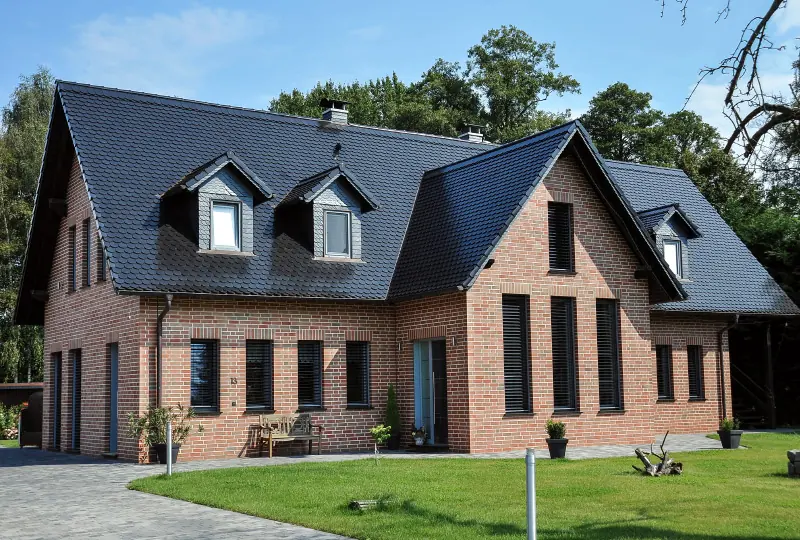Exklusives Wohnhaus mit Klinkerfassade, gebaut von Noack Bau